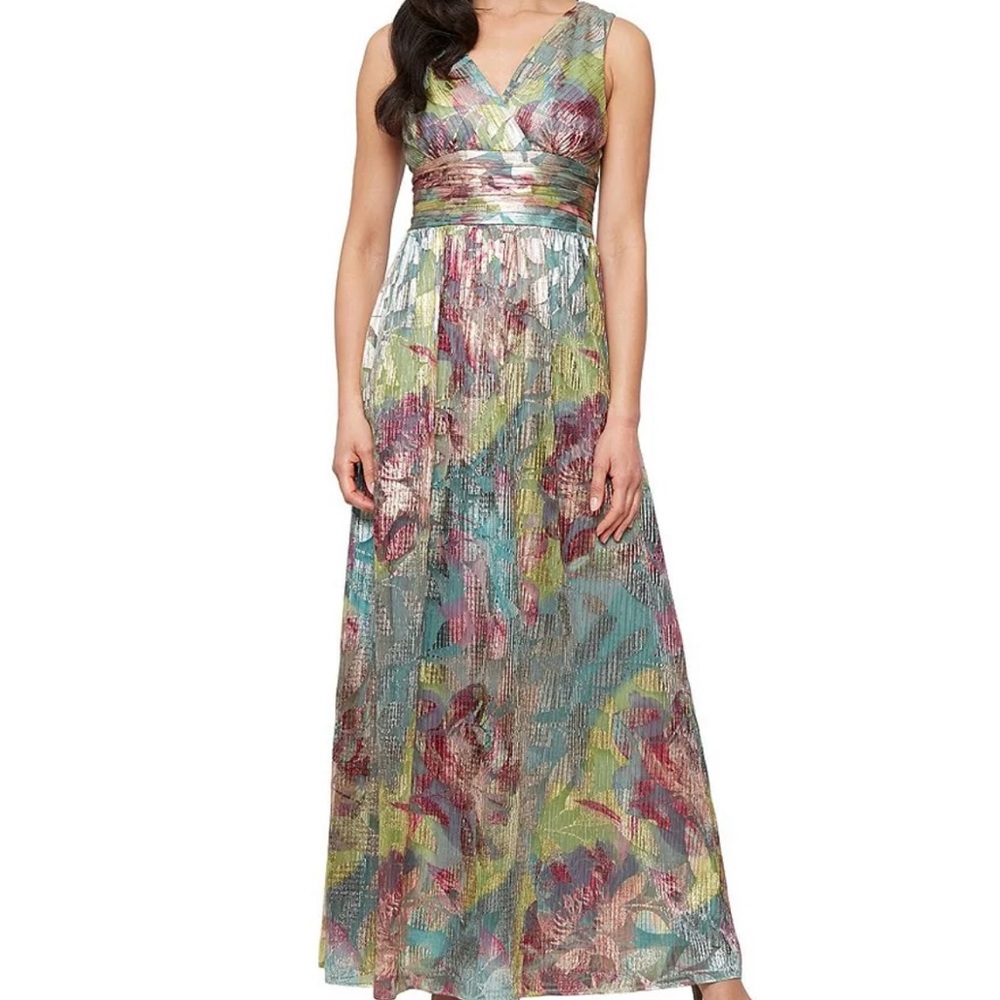Ignite Evenings
V-Neck Sleeveless Floral Print Foil Dress
Fits like a 10.